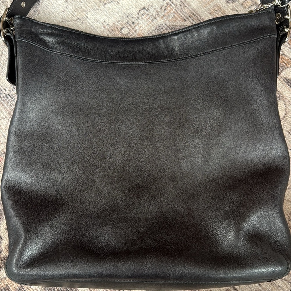 Elegant Coach Black Leather Shoulder Bag - Picture 8 of 12